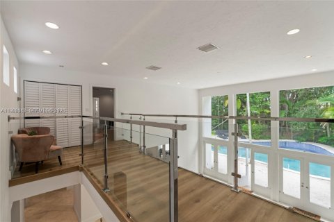 House in Miami, Florida 4 bedrooms, 348.38 sq.m. № 2027865 - photo 14