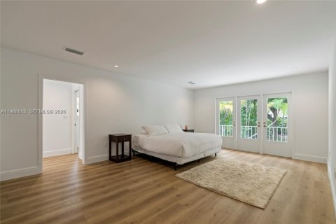 House in Miami, Florida 4 bedrooms, 348.38 sq.m. № 2027865 - photo 15