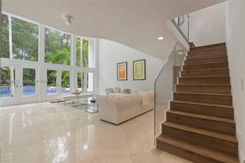 House in Miami, Florida 4 bedrooms, 348.38 sq.m. № 2027865 - photo 13