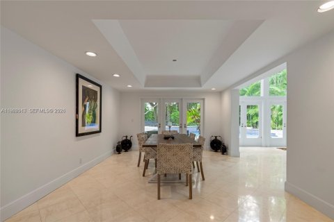 House in Miami, Florida 4 bedrooms, 348.38 sq.m. № 2027865 - photo 8
