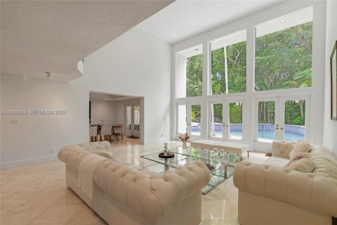 House in Miami, Florida 4 bedrooms, 348.38 sq.m. № 2027865 - photo 12