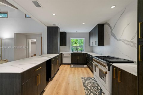 House in Miami, Florida 4 bedrooms, 348.38 sq.m. № 2027865 - photo 7