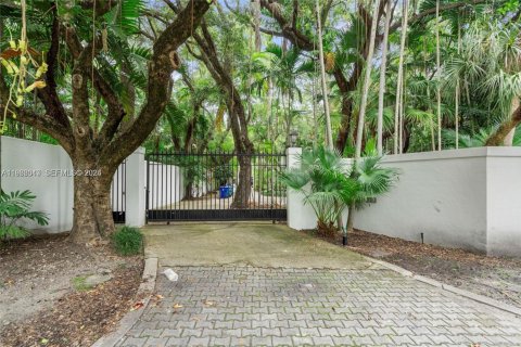 House in Miami, Florida 4 bedrooms, 348.38 sq.m. № 2027865 - photo 26