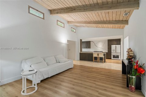 House in Miami, Florida 4 bedrooms, 348.38 sq.m. № 2027865 - photo 4