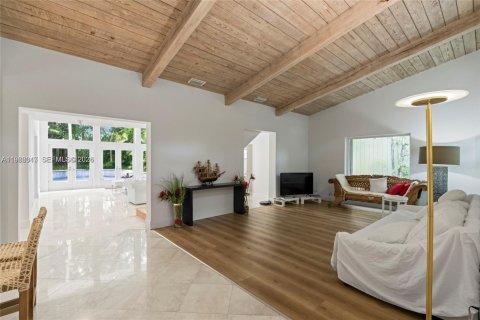House in Miami, Florida 4 bedrooms, 348.38 sq.m. № 2027865 - photo 2