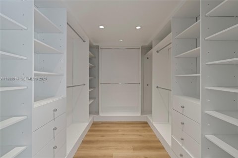 House in Miami, Florida 4 bedrooms, 348.38 sq.m. № 2027865 - photo 17