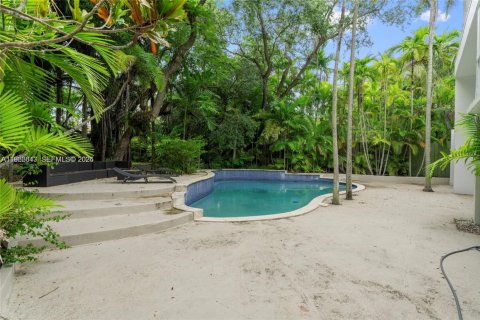 House in Miami, Florida 4 bedrooms, 348.38 sq.m. № 2027865 - photo 22