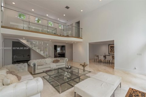 House in Miami, Florida 4 bedrooms, 348.38 sq.m. № 2027865 - photo 11