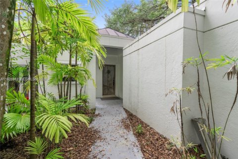 House in Miami, Florida 4 bedrooms, 348.38 sq.m. № 2027865 - photo 24