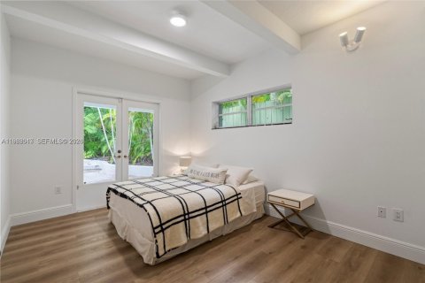 House in Miami, Florida 4 bedrooms, 348.38 sq.m. № 2027865 - photo 18