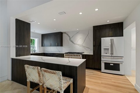House in Miami, Florida 4 bedrooms, 348.38 sq.m. № 2027865 - photo 5