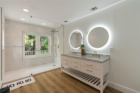 House in Miami, Florida 4 bedrooms, 348.38 sq.m. № 2027865 - photo 16