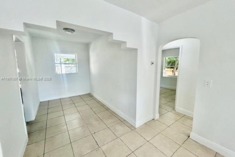 Villa ou maison à louer à Miami, Floride: 2 chambres, 75.25 m2 № 1967688 - photo 5