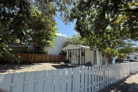 Villa ou maison à louer à Miami, Floride: 2 chambres, 75.25 m2 № 1967688 - photo 11
