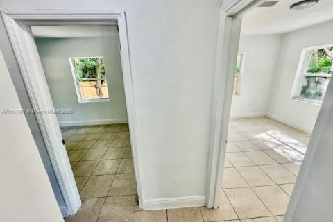 Villa ou maison à louer à Miami, Floride: 2 chambres, 75.25 m2 № 1967688 - photo 6