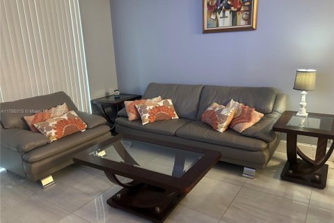 Copropriété à louer à Pembroke Pines, Floride: 1 chambre, 74.32 m2 № 1712433 - photo 3