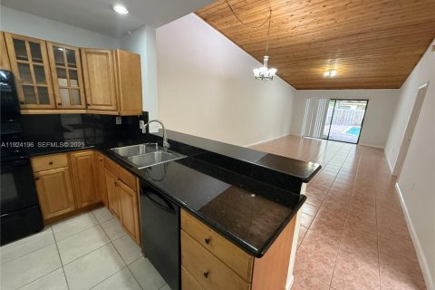 Adosado en alquiler en Hollywood, Florida, 3 dormitorios, 135.08 m2 № 1982892 - foto 1