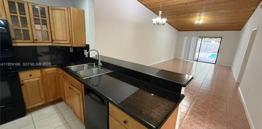 Adosado en Hollywood, Florida 3 dormitorios, 135.08 m2 № 1982892