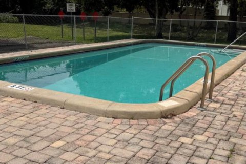 Condo in Coral Springs, Florida, 2 bedrooms  № 2083484 - photo 15