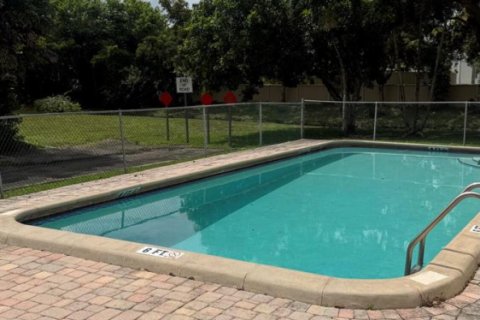 Condo in Coral Springs, Florida, 2 bedrooms  № 2083484 - photo 16