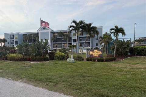 Condominio en alquiler en Punta Gorda, Florida, 3 dormitorios, 178 m2 № 1873449 - foto 2