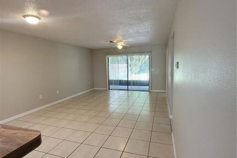 Appartement à louer à Spring Hill, Floride: 2 chambres, 92.9 m2 № 1885529 - photo 2