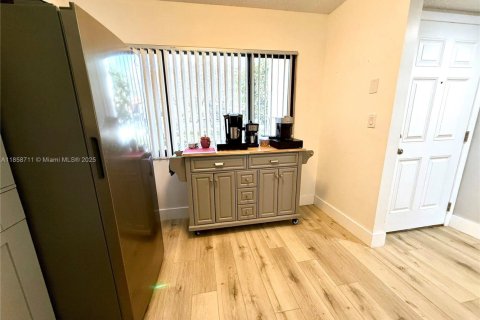 Condo in Tamarac, Florida, 2 bedrooms  № 1889995 - photo 12