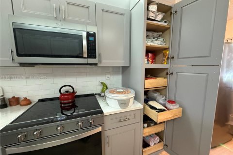 Condo in Tamarac, Florida, 2 bedrooms  № 1889995 - photo 9