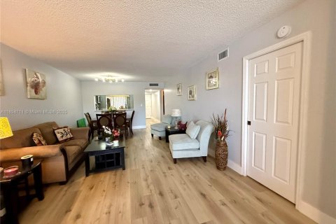 Condo in Tamarac, Florida, 2 bedrooms  № 1889995 - photo 19