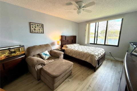 Condo in Tamarac, Florida, 2 bedrooms  № 1889995 - photo 30