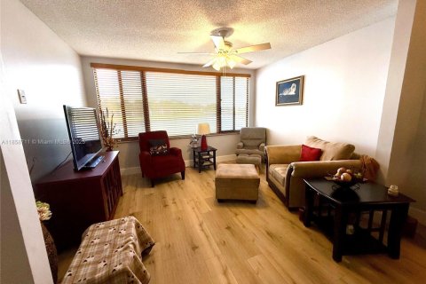 Condo in Tamarac, Florida, 2 bedrooms  № 1889995 - photo 14