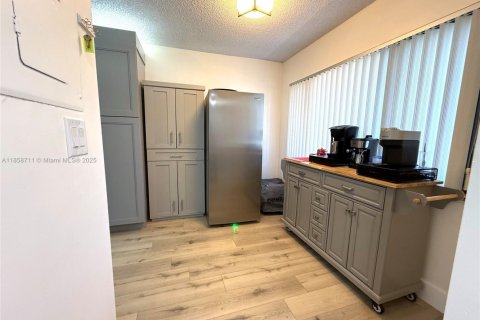 Condo in Tamarac, Florida, 2 bedrooms  № 1889995 - photo 13