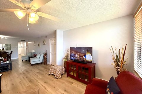 Condo in Tamarac, Florida, 2 bedrooms  № 1889995 - photo 17