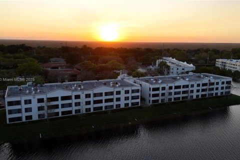 Condo in Tamarac, Florida, 2 bedrooms  № 1889995 - photo 1