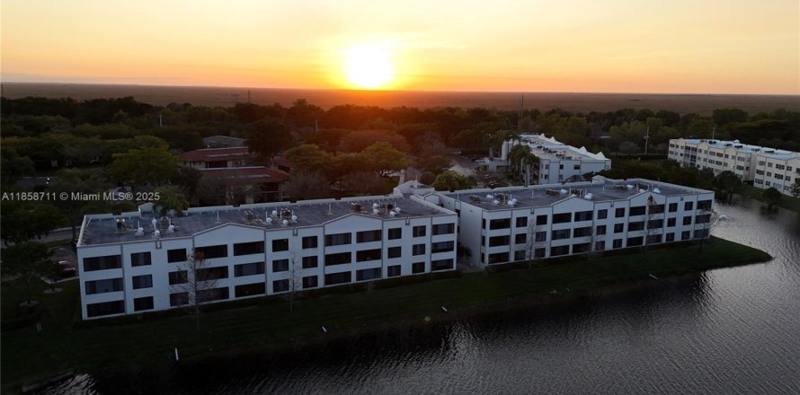 Condo in Tamarac, Florida, 2 bedrooms № 1889995