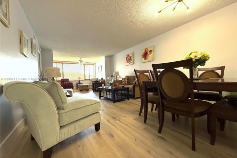 Condo in Tamarac, Florida, 2 bedrooms  № 1889995 - photo 3