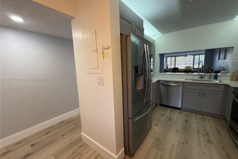 Condo in Tamarac, Florida, 2 bedrooms  № 1889995 - photo 11
