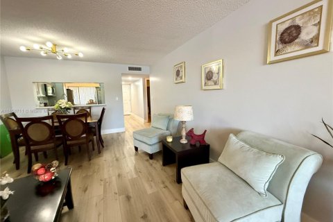 Condo in Tamarac, Florida, 2 bedrooms  № 1889995 - photo 18