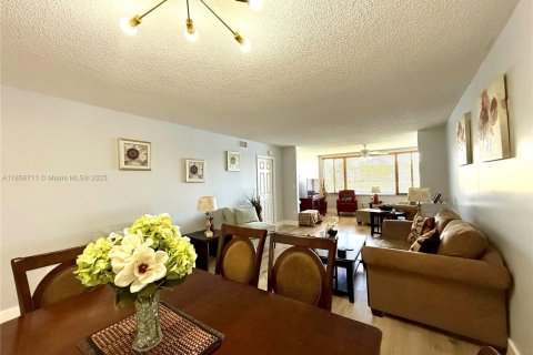 Condo in Tamarac, Florida, 2 bedrooms  № 1889995 - photo 15