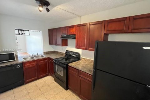 Condo in Coral Springs, Florida, 2 bedrooms  № 1700669 - photo 1