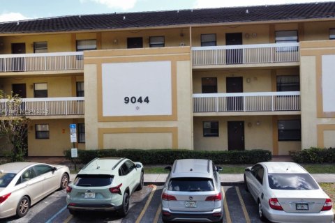 Condo in Coral Springs, Florida, 2 bedrooms  № 1700669 - photo 2