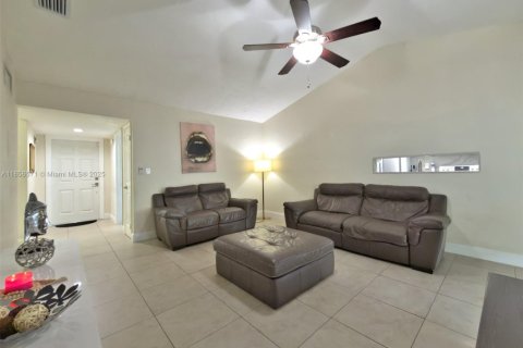 Villa ou maison à vendre à Miami, Floride: 3 chambres, 118.54 m2 № 1889947 - photo 17