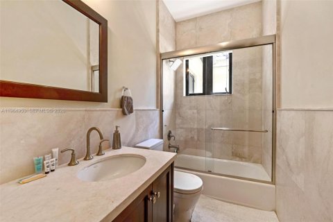 Casa en alquiler en Coral Gables, Florida, 6 dormitorios, 395.21 m2 № 2026337 - foto 24