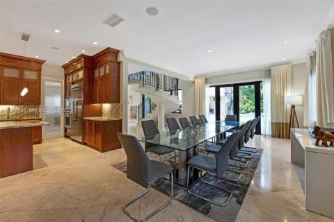 Casa en alquiler en Coral Gables, Florida, 6 dormitorios, 395.21 m2 № 2026337 - foto 3