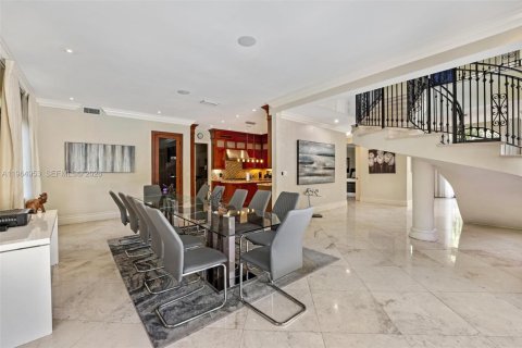 Casa en alquiler en Coral Gables, Florida, 6 dormitorios, 395.21 m2 № 2026337 - foto 10