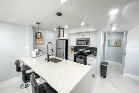 Condo in Madeira Beach, Florida, 2 bedrooms  № 1883906 - photo 3