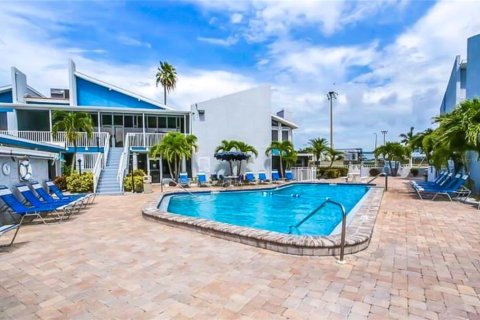 Condo in Madeira Beach, Florida, 2 bedrooms  № 1883906 - photo 18