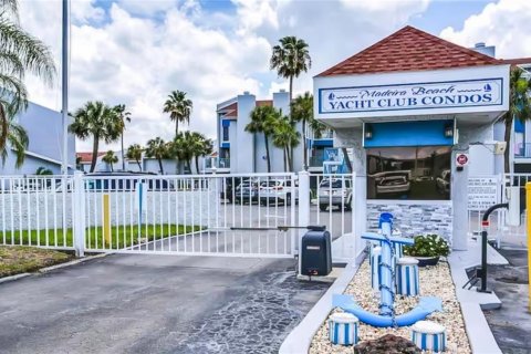 Condo in Madeira Beach, Florida, 2 bedrooms  № 1883906 - photo 14