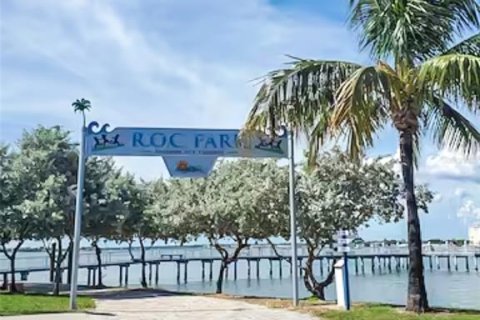 Condo in Madeira Beach, Florida, 2 bedrooms  № 1883906 - photo 16