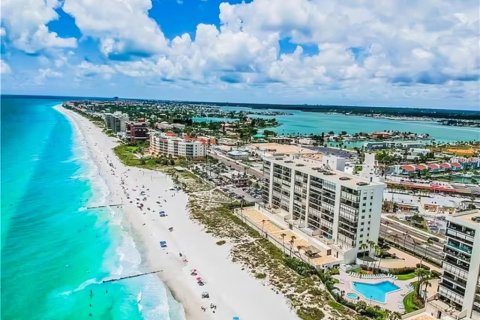 Condo in Madeira Beach, Florida, 2 bedrooms  № 1883906 - photo 15